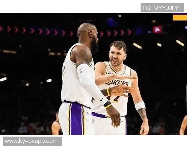 东契奇后撤步三分绝杀庆祝时刻与老队友小乔丹击掌共庆辉煌